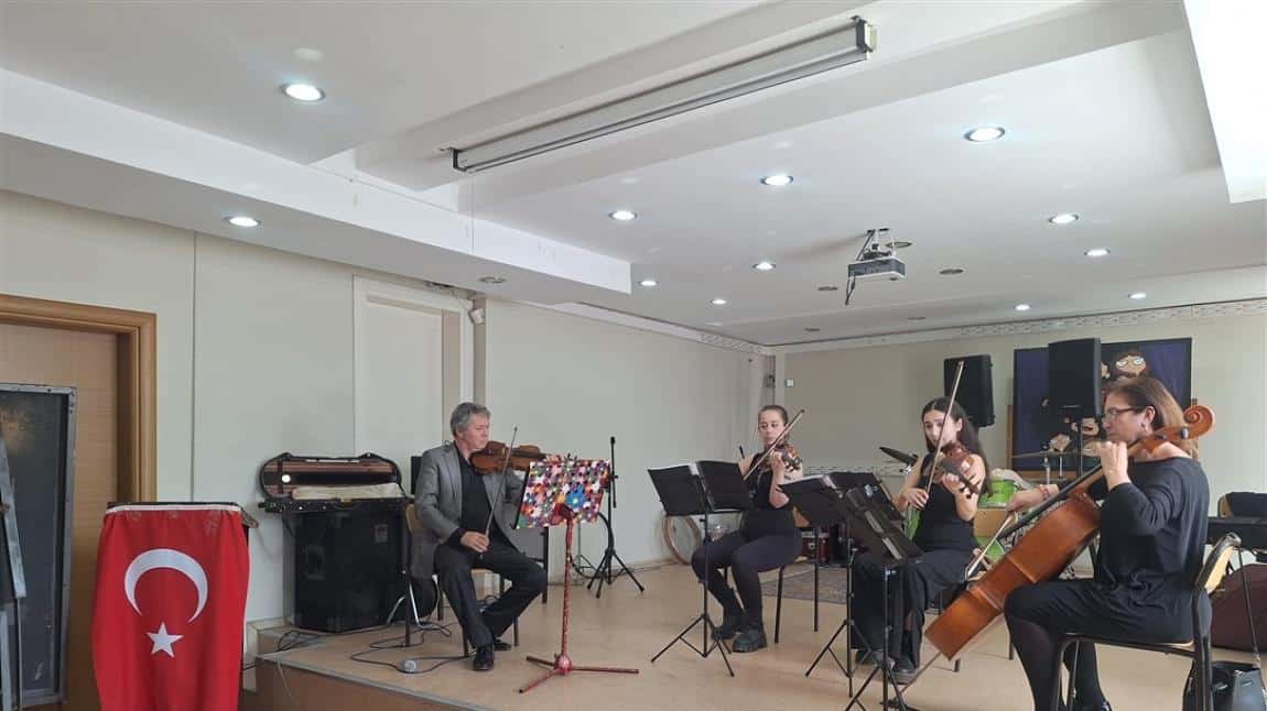 İzmir Senfoni Orkestrası...
